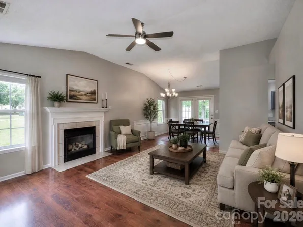 8110 Slickrock Cir, Charlotte, NC 28215