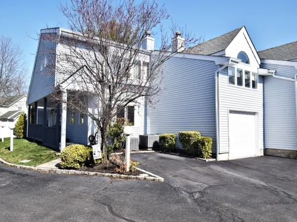 10 Windsor Court, Amityville, NY 11701