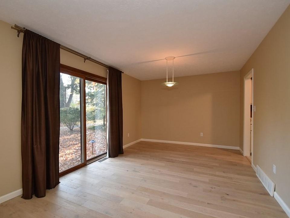1st image of 5 Oakshore Dr