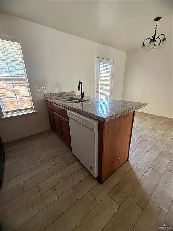 3 bed, 2.0 bath, 1079 sqft, $995 — Photo 3