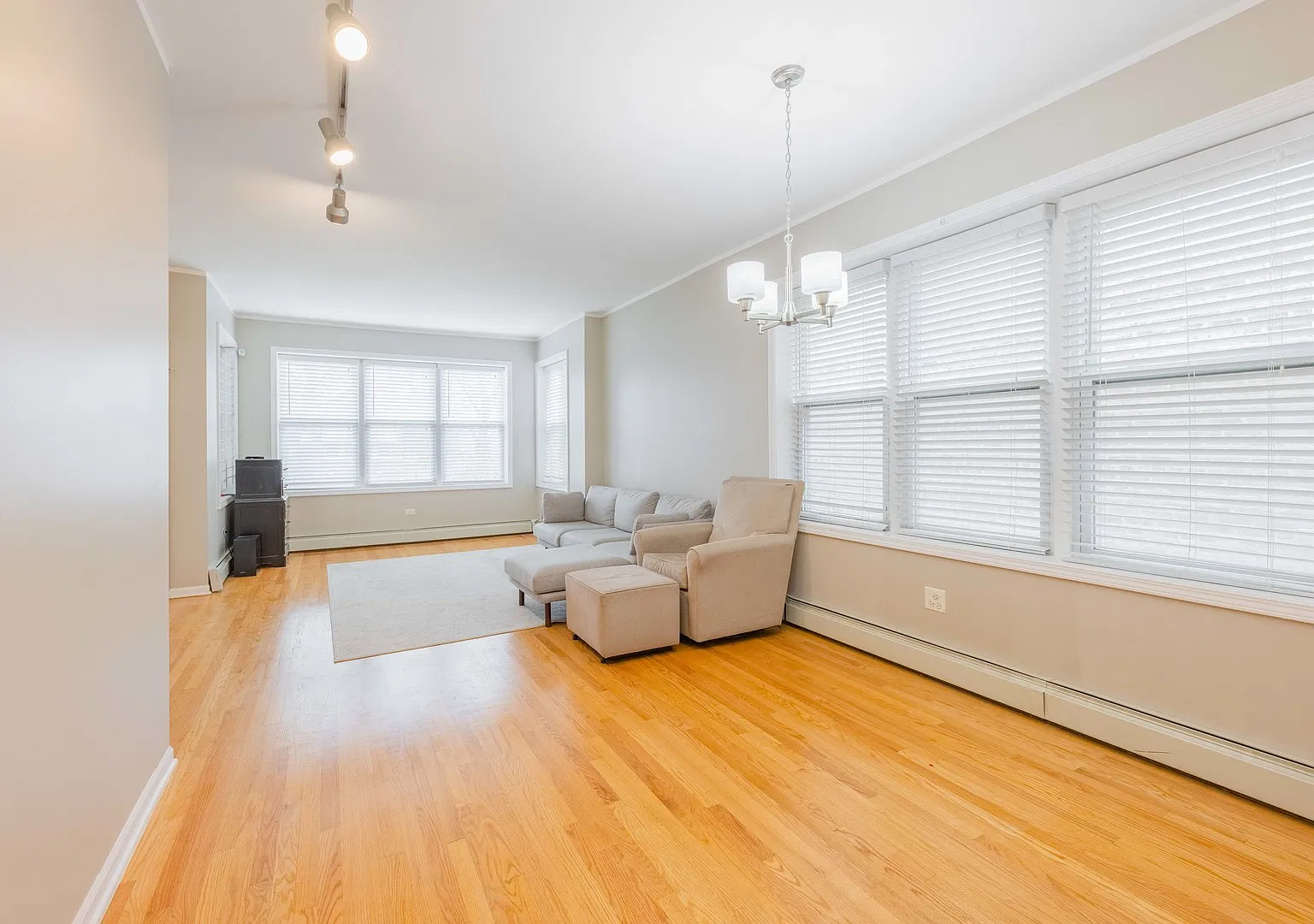 2 bed, 1000 sqft, $1,600 — Photo 2