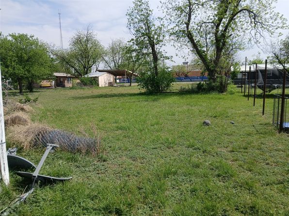 213 W 14th St, Coleman, TX 76834