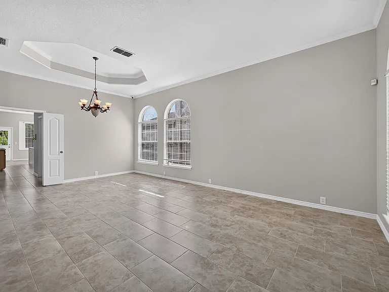 423 Halifax Dr — Photo 6