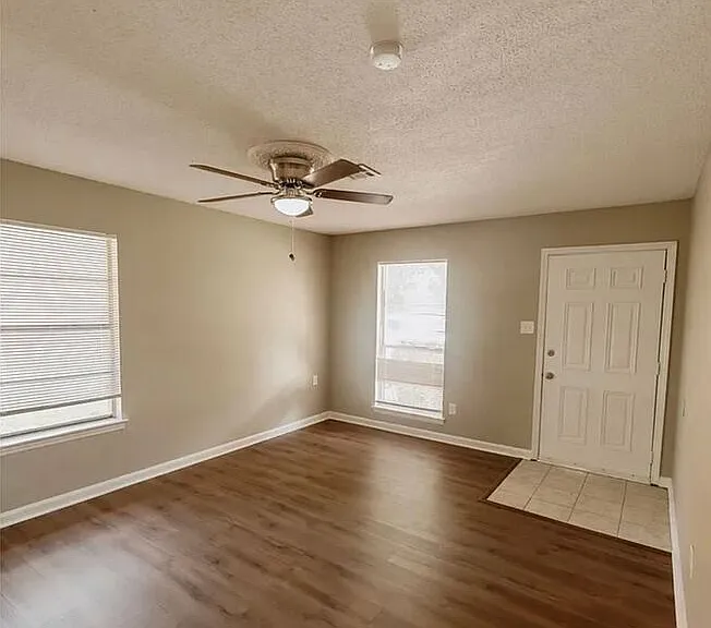 6107 Gladstone Dr — Photo 5