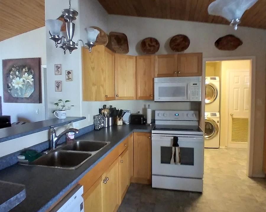 2nd image of 640 Fairbridge Rd