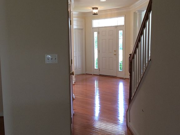 Foyer Lead to Kitchen