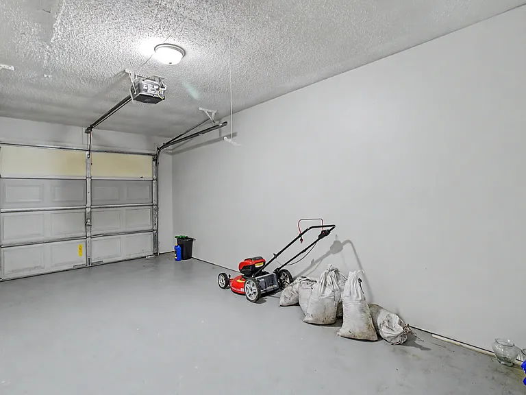 703 Woods Ct — Photo 12