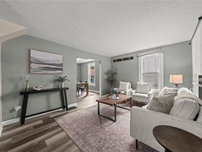 624 Broadway St E — Photo 4