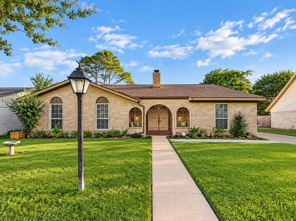 12302 Meadowdale Dr, Meadows Place, TX 77477