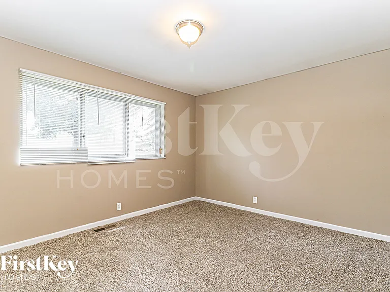 2110 Somerset Dr — Photo 9
