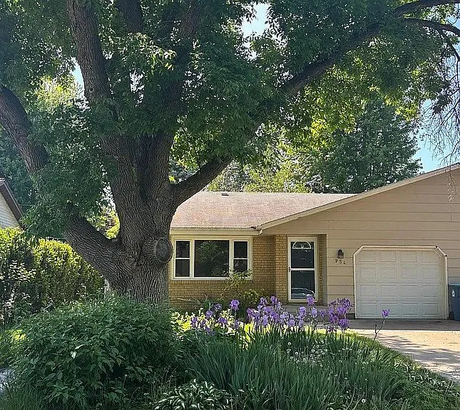 954 Miller St S — Photo 2