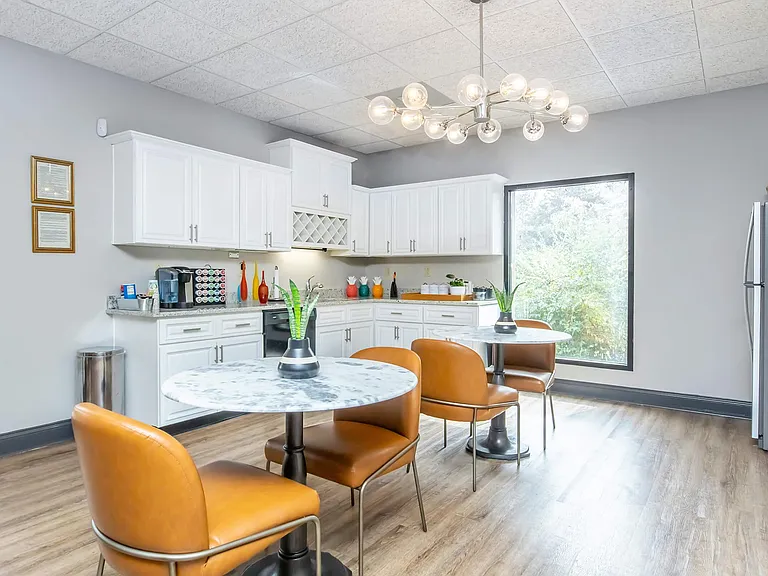 Kingston Pointe Apartments — Photo 55