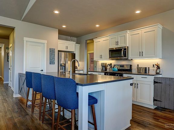 4th image of 1081 NE Sunrise St