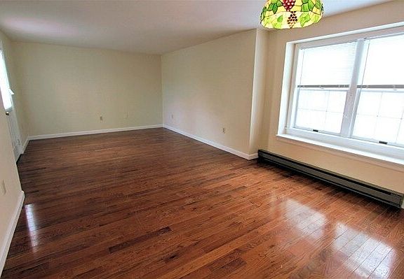 4th image of 27 Fallon Ct