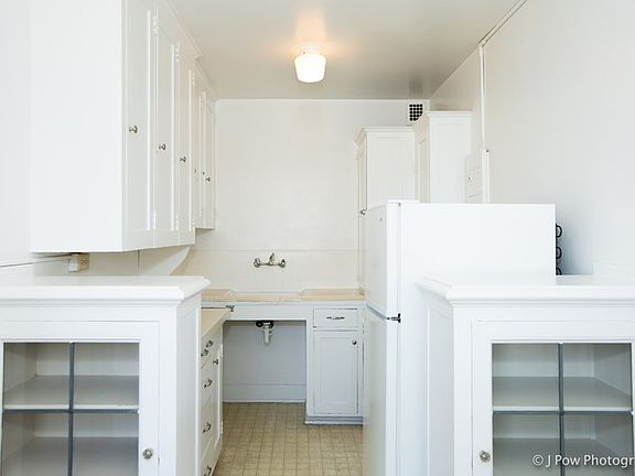 5th image of 1305 NE 43rd St APT 402