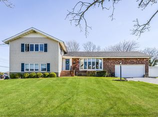 2 Tanwood Dr, Massapequa, NY 11758