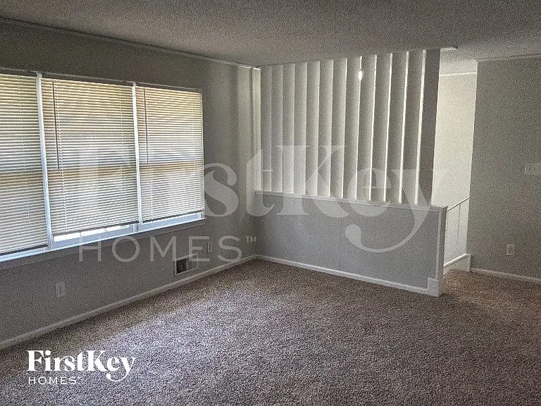 15403 E 43rd Ter S — Photo 2