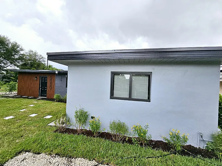 5000 SW 26th Ave — Photo 2