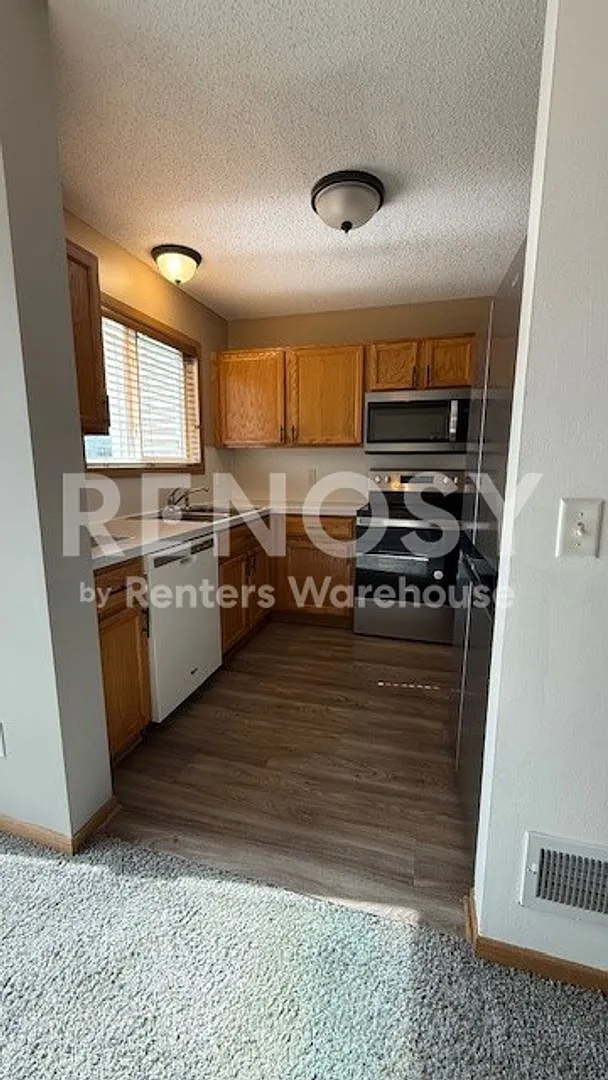 Available Now 2 Bedroom 1.5 Bath Townhouse in Apple Valley — Photo 2