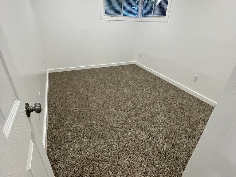 2204 E Hugo Ave — Photo 7