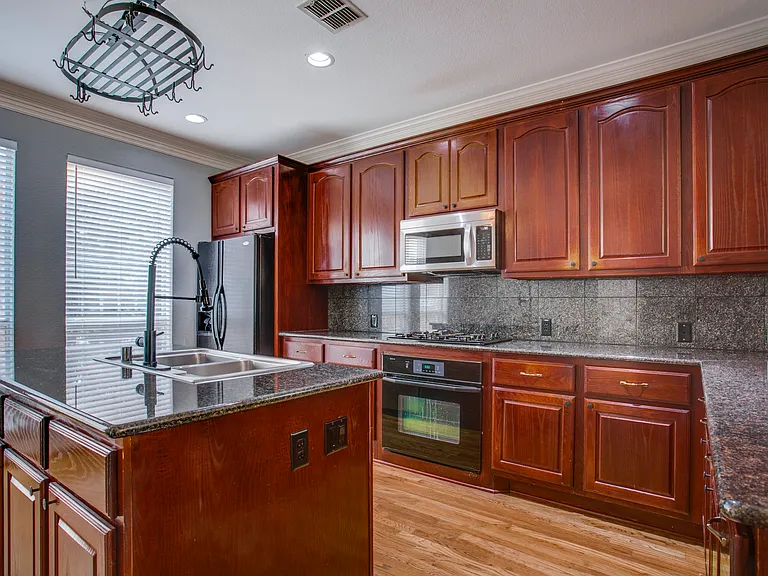 3951 N Hall St — Photo 16