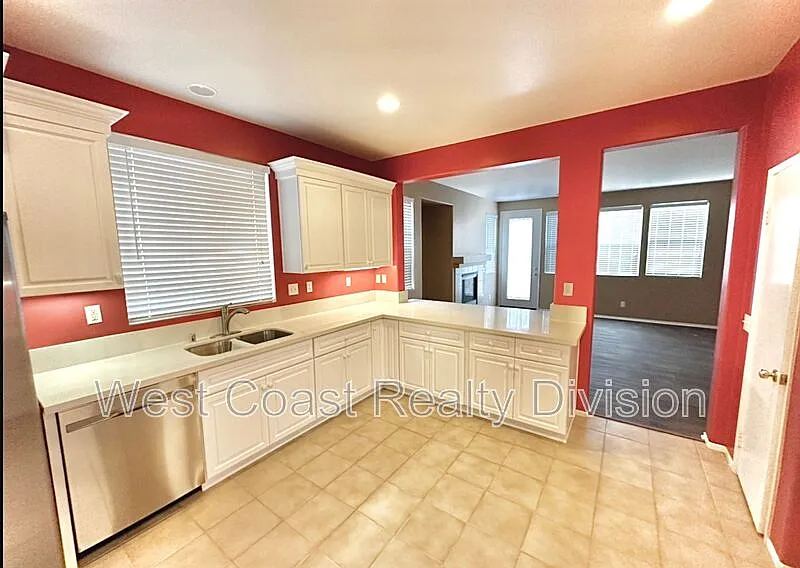 3 bed, 3.0 bath, 2300 sqft, $3,000 — Photo 3