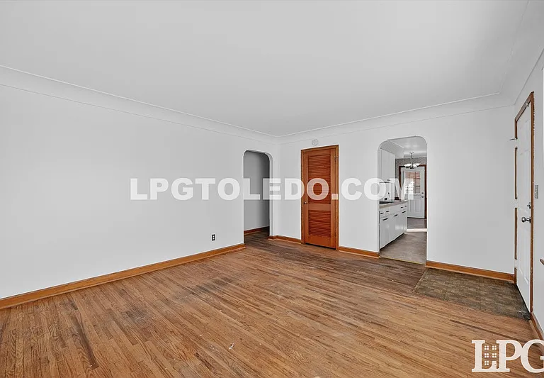 1525 Akron St — Photo 7