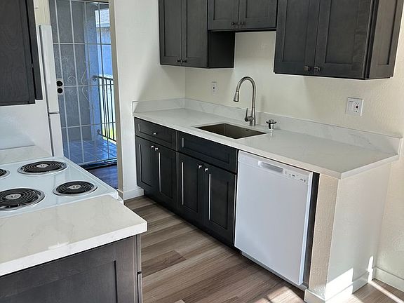 5th image of 300 30th St APT 9