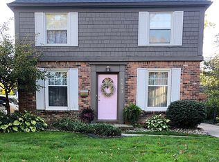 1593 Roslyn Rd, Grosse Pointe Woods, MI 48236