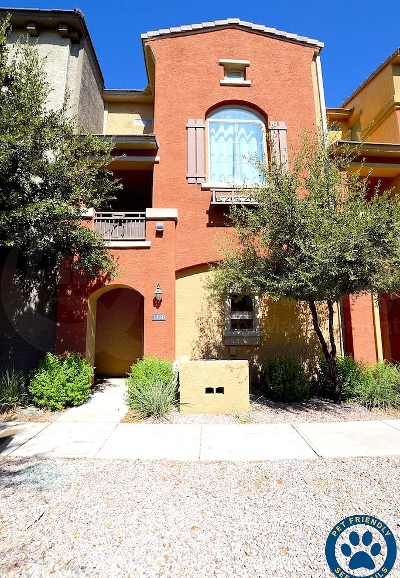 2 bed, 2.5 bath, 1105 sqft, $1,749 — Photo 1