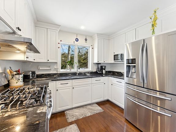 4th image of 21 Harbor View Ave