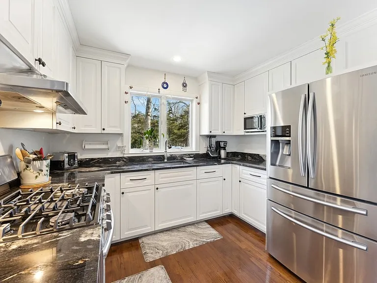 21 Harbor View Ave — Photo 4