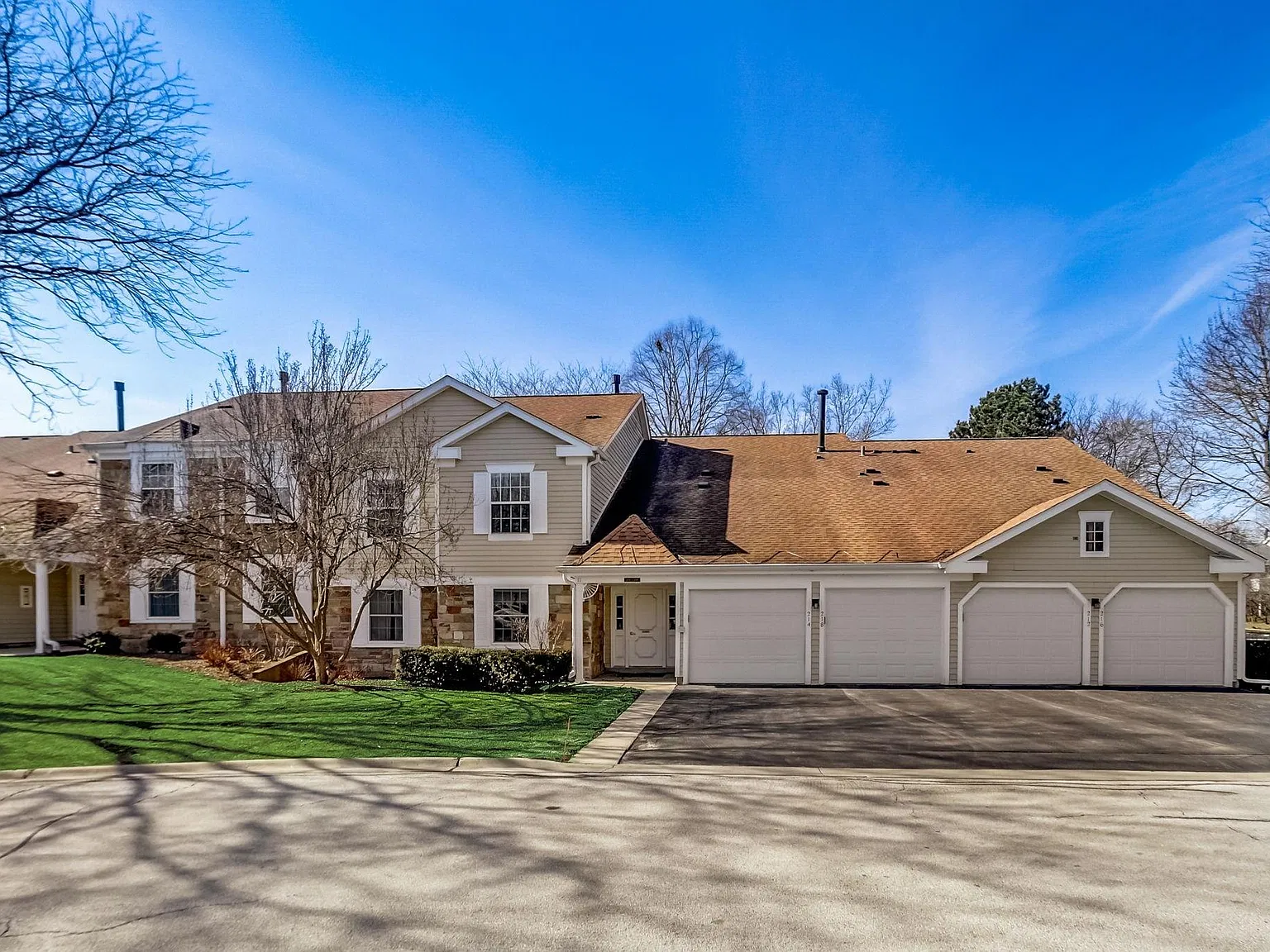 214 Blossom Ct — Photo 1