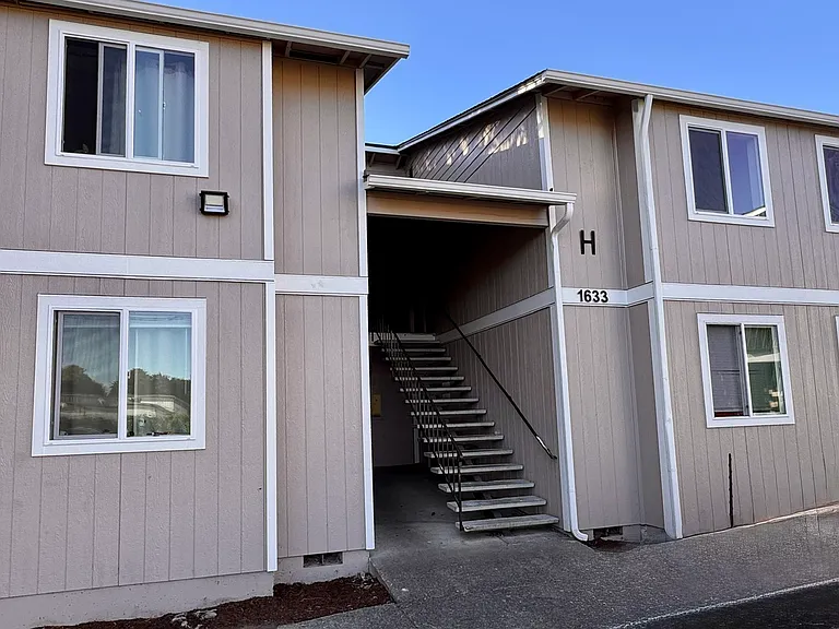 1633 Maple Ln #H4 — Photo 1