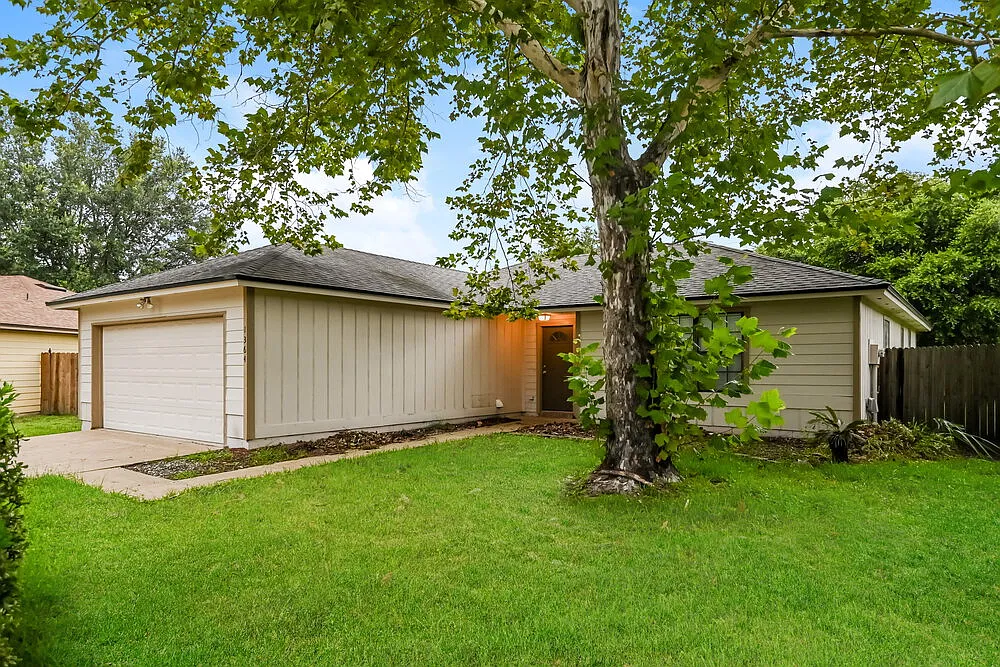 3 bed, 2.0 bath, 1400 sqft, $2,820 — Photo 3