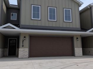 210 Stonebrook Ct, Clear Lake, IA 50428
