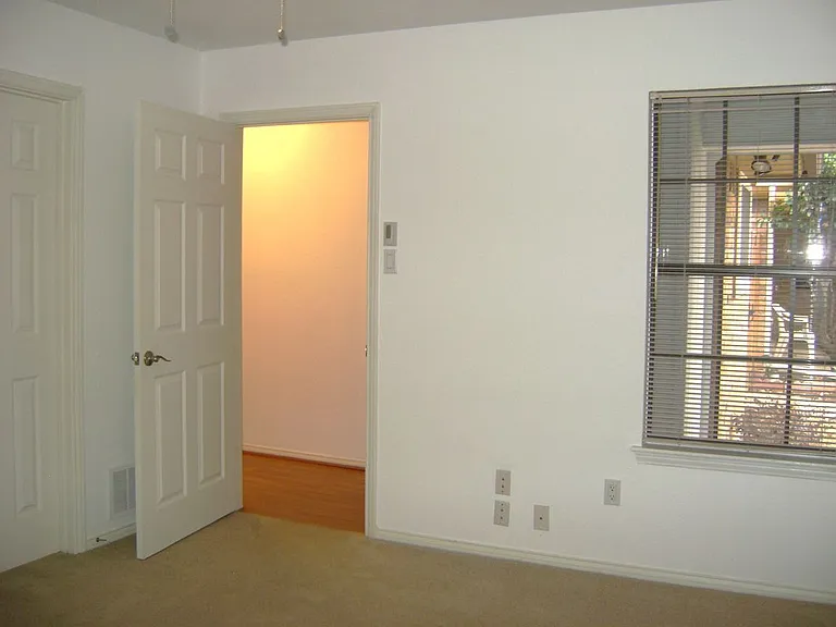 1714 Red Bud Ln — Photo 13