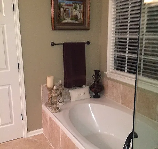SAMPLE FURNISHINGS: Garden Tub