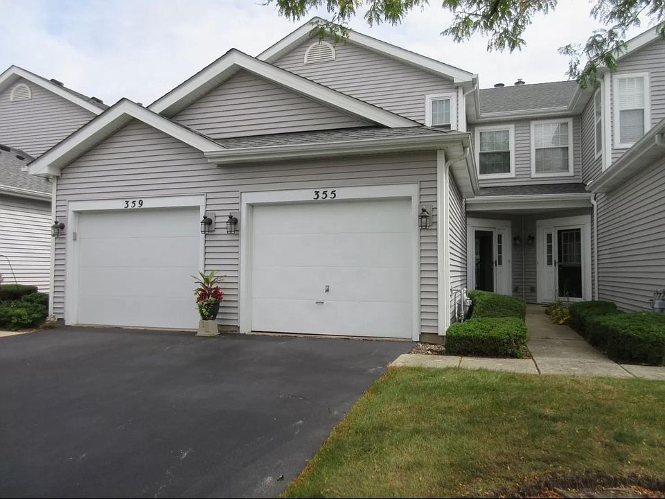 Beautiful 2 bedroom 2 and half bath townhouse move-in ready. Must see.