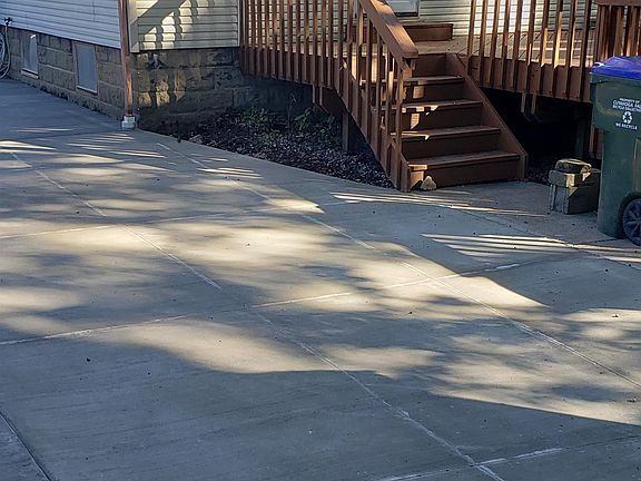 3rd image of 418 Marguerite Ave
