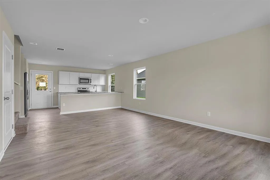 5 bed, 1803 sqft, $2,150 — Photo 4