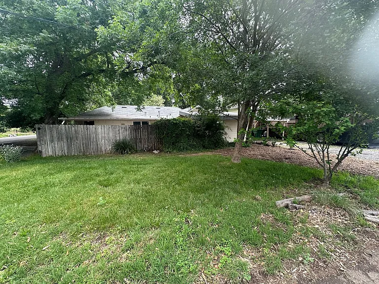 2050 Laburnum Ave — Photo 35