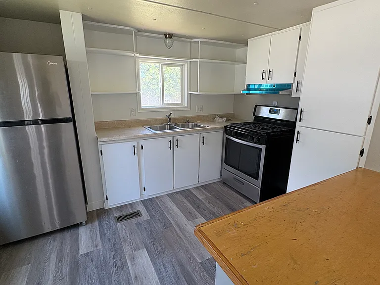 524 E Elgin St — Photo 2