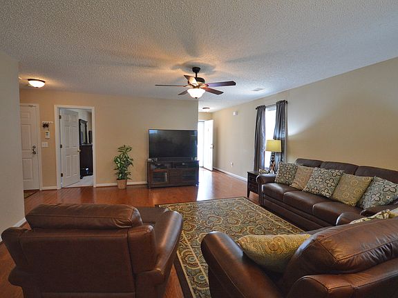 Large Spacious Family Room