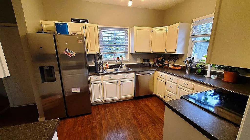 932 Rowan St photo 1