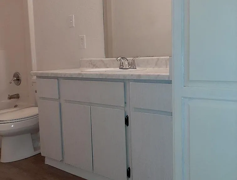 2242 W Morten Ave #6 — Photo 8