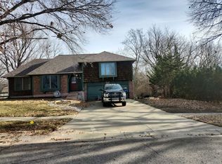3220 SW Macvicar Ct, Topeka, KS 66611