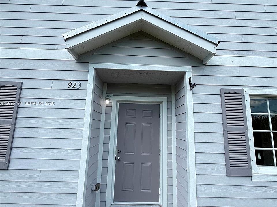 1st image of 923 SE 16th Ct