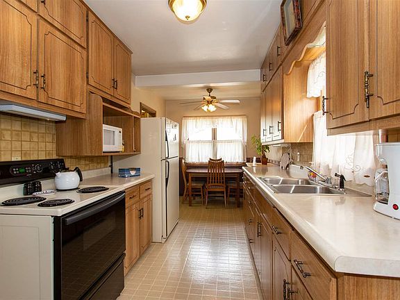 4th image of 925 Bourland Ave