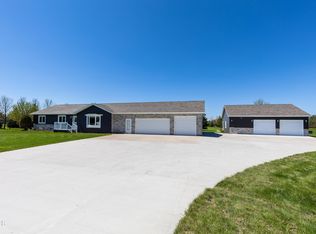 7520 Moonstone Ln, Bismarck, ND 58503